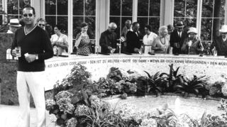 Der Fußballtrainer Max Merkel (vorne links) führte 1966 München 1860 und 1968 den 1. FC Nürnberg zur Deutschen Meisterschaft, wurde aber 1969 entlassen. Danach fuhr er zur Kur nach Bad Mergentheim, wo er sich Mineralwasser an der Selbstbedienungstheke mit den angeblichen Mörike-Versen geholt hat.
