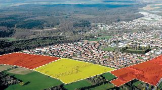 Auf den rot markierten Flächen „Vorderer Wasen II“ (links, 8,74 Hektar), „Neuer Wasen“ (Zweite von rechts, 4,37 Hektar) und „Roter Weg“ (rechts, 0,64 Hektar) sollen in den kommenden Jahren Bauplätze entstehen. Die gelb markierte Fläche dazwischen soll als Entwicklungsfläche in den Flächennutzungsplan 2030 des Gemeindeverwaltungsverbands aufgenommen werden.