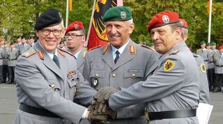 Kommandoübergabe der 10. Panzerdivision: Generalleutnant Johann  (Mitte) übergab am Freitag das Kommando der 10. Panzerdivision von Generalmajor Bernd  (links) an Brigadegeneral Harald