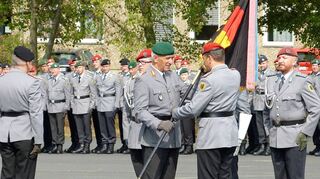 Fahne übergeben: Mit der Übergabe der Truppenfahne wurde am Freitag bei einem feierlichen Appell in der Balthasar-Neumann-Kaserne in Veitshöchheim die Übergabe des Kommandos über die Soldaten der 10. Panzerdivision von Generalmajor Bernd Schütt an Brigadegeneral Harald Gante (rechts) vollzogen.