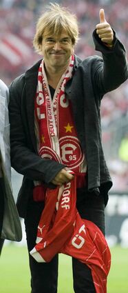 Hosen-Sänger Campino (gr. Bild) ist Ehrenmitglied bei Fortuna Düsseldorf, Rod Stewart (oben r.) Stammgast bei Celtic Glasgow. In Köln trat Wolfgang Niedecken einst mit Stürmer Toni Polster (M.) auf, Noel Gallagher fiebert mit Manchester City.