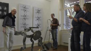 Die Arbeiten für die neue Ausstellung mit Hans Siethoff (links) und Stephan Nüsslein (Zweiter von links) werden gemeinsam von den Galeristen Klaus und Ingrid Kirchner (rechts) positioniert.