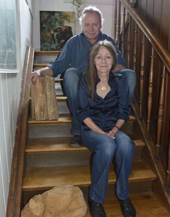 Kunst umgibt die Galeristen Ingrid und Klaus Kirchner im ganzen Haus, wie hier Holzplastiken von Konrad Franz.
