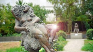 Kunst zum Anfassen: Noch bis zum 23. September sind aktuell Werke von Nina Koch in Weikersheim zu sehen.