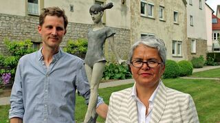 Die Weikersheimer Kultur-Macherin Astrid Hackenbeck zusammen mit Rainer Kurka. Der junge Künstler brachte teils extrem lebensecht wirkende Frauen- und Mädchenplastiken mit.
