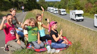 Beeindruckendes Spektakel: Knapp 840 Wohnmobile waren angemeldet zum „WoMo-Konvoi 2018“ in Hardheim. Das Bild entstand an der Messstrecke in Höhe des Senders Mainberg.