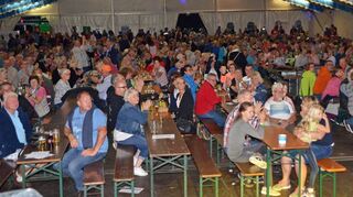 Eine tolle, familiäre Stimmung prägte den Event. Im Festzelt inmitten des Caravandorfes fand das Rahmenprogramm statt.
