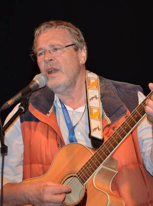 Hauptorganisator Dieter Goldschmitt griff selbst am Abend zur Gitarre.