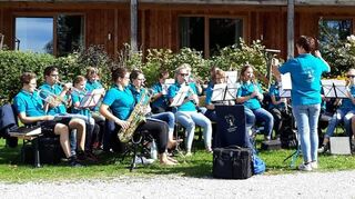 Die 33 Aktiven der Höpfinger Jugendkapelle gaben ein Frühschoppenkonzert auf der Gutsalm Harlachberg in der Nähe von Bodenmais.