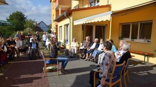 Beim Fest anlässlich des zehnjährigen Bestehens des Pflegeheims „Haus am Welzbach“ zeigten die Bewohner einen Sitztanz.