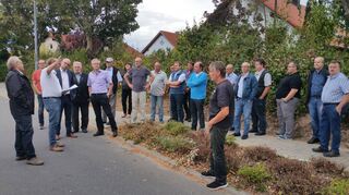 Georg Feit (Dritter von links) erläuterte in der Alten Amorbacher Straße die Grundzüge eines möglichen Baugebiets „Neuer Wasen“.