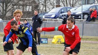 <p>Der TSV Weikersheim (in blau) besiegte auf eigenem Rasen den FC Billingsbach mit 3:1.</p>