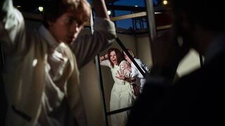Von einem Erlebnis zum anderen: Blick in den Theaterparcours „Volksfest“.
