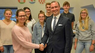 Lea Deppisch (vorne links) wurde von Bürgermeister-Stellvertreter Andreas Lehr (vorne rechts) für ihr neues Amt im Jugendgemeinderat verpflichtet.