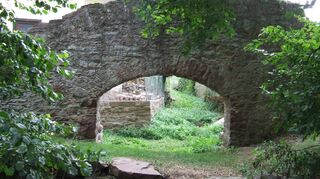 Die Külsheimer Stadtmauer ist heute nur noch an verschiedenen Stellen der Stadt in Resten erhalten. Das Bild zeigt einen Mauerbogen an der so genannten Eckerts-Mühle gleich neben dem Amorsbach.