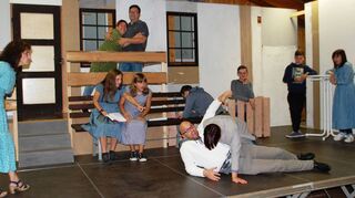 Auf Hochtouren laufen derzeit die Proben für die Theatersaison der „Kubaner Szene“ zum Theaterstück „Zum Erben muss erst einer sterben“ von Autor und Regisseur Jörg Appel. Premiere ist am Samstag 3. November, um 19.30 Uhr im Dorfgemeinschaftshaus in Kupprichhausen.