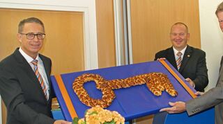 Architekt Manfred Bauer bei der „Schlüssel“-Übergabe an den Vorstandsvorsitzenden Jürgen Fricke und seinen Kollegen Dirk Schlenker.