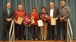Der Vorsitzende des Heimatvereins Hettingen, Gundolf Scheuermann (rechts), und der stellvertretende Vorsitzende Marco Hartmann (links) ernannten Helmut Strebel, Edith Mackert, Petra Scheuermann und Willi Münch (von links nach rechts) zu Ehrenmitgliedern.