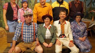 Die Theatergruppe des Heimatvereins Hettingen mit (sitzend von links) Bernhard Schmitt, Petra Scheuermann, Hubert Ehmann, Inge Englert sowie (hintere Reihe von links) Sabine Trautmann, Anja Walter, Ludwig Müller jun., der Vorsitzende Gundolf Scheuermann und der ehemalige Vorsitzende und Rektor i.R. Hans Eberhard Müller zeigte das Theaterstück „Theater macht Freude“.