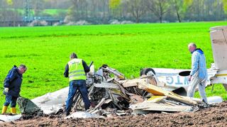 Experten von der Bundesstelle für Flugunfalluntersuchungen begutachten im April eines der beiden Wracks auf dem Feld südlich von Tüngental.