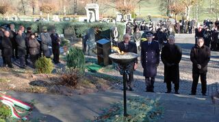 Die Verantwortlichen legten in Gedenken an die vielen Opfer der Kriege Kränze am Mahnmal nieder. Das Bild steht stellvertretend für alle Veranstaltungen zum Volkstrauertag in der Region.
