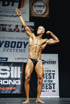Der Laudaer Wilhelm Herbel zeigt sich beim Natural Bodybuilding in der „Speerwerfer-Pose“, für die auch Arnold Schwarzenegger bekannt war.