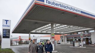 Geschäftsführer Peter Herm, Vertriebsleiterin Gabi Wagner und Stationsleiter Patrick Dignas (von links) freuen sich, dass künftig die Herm-Gruppe aus Lauda die Tankstelle in der Wertheimer Straße betreiben wird.