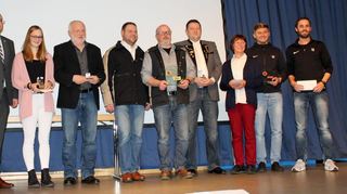 Bürgermeister Thorsten Weber würdigte die Leistungen von Lilly Schmitt, Jürgen Braach, Rainer Schäfer, Thorsten Dell, Michael Staudt, Irmgard Münch, Tristan Rabe und Toby Santiago (von links nach rechts).