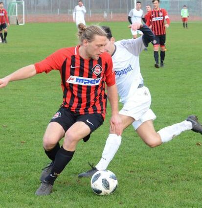 Andreas Schwind (l.) gewann mit Neckarelz 3:0 in Grünsfeld.
