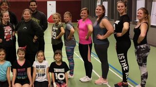 Die „Spirit Wolf Girls“ mit den Trainern: Bildmitte links hinten Werner Urschinger und rechts daneben Kai Peters (Europameister), davor Anne Urschinger (A-Lizenz-Trainerin) und links daneben ihre Tochter Jasmin Urschinger (Europameisterin).