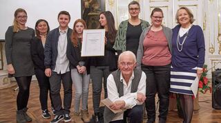 Preisträger Thilo Pohle (vorne) und seine Filmgruppe Rothenburg mit Ingrid Seinsch von der „Stiftung Erinnerung“.