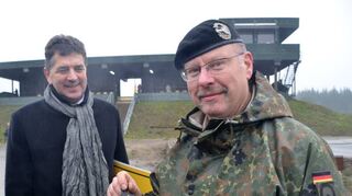 Hardheims Bürgermeister Rohm im Gespräch mit Stabsfeldwebel Markus Kempf auf dem Truppenübungsplatz in Munster. Stolz hält Kempf sein altes Bataillonsabzeichen vom ehemaligen Panzerbataillon 363 Külsheim in Händen.