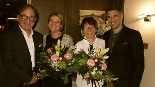 Dr. Rainer Grabs (links) und Dr. Florian Grabs ehrten die langjährigen Mitarbeiterinnen Carina Pulzer (Zweite von links) und Sonja Ott.