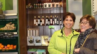 Rita Retzbach (rechts) lässt sich gern im „Stadtlädle“ inspirieren. Michaela Schwager hat vorrätig, was zum kreativen Kochen vielleicht gerade in der Retzbach-Küche fehlt.