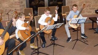 Vielfältige weihnachtliche Klänge in hoher Qualität boten die Schüler der Wertheimer Musikschule bei ihrem Konzert im vollbesetzten Arkadensaal. Das Bild zeigt das Gitarren-Ensemble, das erstmals in dieser Besetzung auftrat.