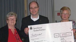 Einen Scheck über 500 Euro überreichte die Vorsitzende des Altenwerks Lauda, Anna Tomolik (links), an Pfarrer Rapph Walterspacher