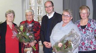 Irmagrd Mayer (Zweite von links) und Gisela Hönninger (Zweite von rechts) wurden vom Altenwerk für ihre langjährige aktive Mitarbeit geehrt und verabschiedet.