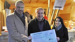 Insgesamt 5500 Euro spendete die Boxberger Firma „Cotur“ dem Arbeitskreis Asyl. Im Bild (von links) Stefan Kozole, Horst Hoffmann und Sevda Sakiner.