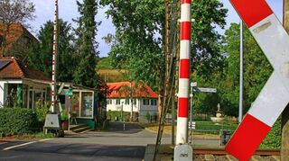 Den Bau der Bahnlinie kann man als den folgenschwersten Eingriff in den Schlosspark bezeichnen. Die Schienen zerschnitten die nordöstlichen Gartenteile und trennten einen erheblichen Teil vom Park ab. Im Hintergrund das ehemalige Gärtnerhaus.
