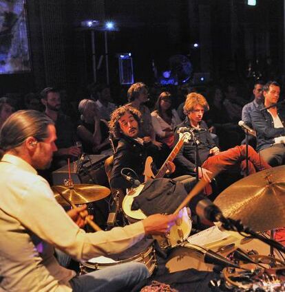 Drummer Tommy Baldu (l.), Bassist Paucker (2.v.l.) und Sänger David Maier (r.). zählen zum Vereinsheim.