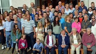 „Nur“ rund 130 Einwohner, aber trotzdem nicht so einfach, einen Gutteil der Einwohner von Honsbronn/Bronn für einen Fototermin zusammenzubringen: Der genauere Blick zeigt, dass auch viele junge Menschen in den beiden Dörfern leben.