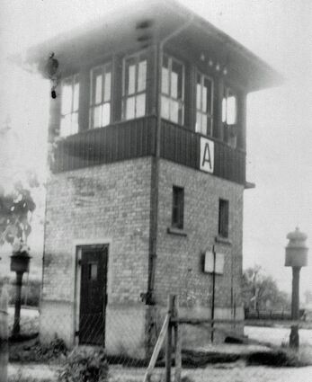Der Bahnwärterturm Königshofen mit Läutwerk – rechts für die Tauberbahn von und nach Bad Mergentheim.