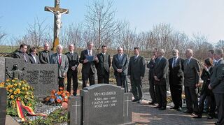 <p>Anlässlich des 100. Geburtstages von August Berberich veranstaltete die CDU des Neckar-Odenwald-Kreises auf dem Friedhof in Gottersdorf eine Gedenkfeier und legte an dessen Grab einen Kranz nieder.</p>