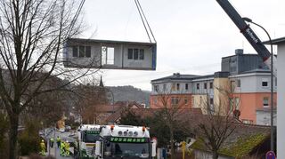 Ein für bis zum 250 Tonnen ausgelegter Autokran hievte die Module vom Triebweg aus über die Rettungswache hinweg an ihren Bestimmungsort.
