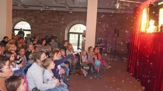 Zwar hielt es die Kinder beim Puppentheater im Arkadensaal noch auf ihren Stühlen – mit Zurufen waren sie dennoch an der Aufführung beteiligt.
