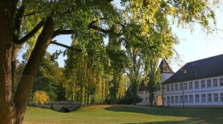 Würde das Land den Bereich hinter dem Finanzamt nach historischem Vorbild gestalten, müsste ein geometrisch geordneter Nutzgarten mit Obstwiese und einem Wasserkanal, der von einer kleinen Brücke überquert wird, angelegt werden.