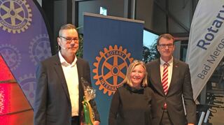 Professor Peter Bofinger, Frau Ursula Schulte-Schlingmeyer (RC) und Peter Vogel (Sparkasse).