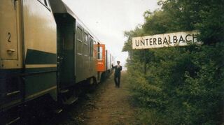Der letzte Zughalt 1984 mit Schaffner Edgar Weckesser.