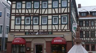 Das Café „Zum Riesen“ ist ein Gasthaus mit Tradition in Buchen. Die Inhaber Hans und Charlotte Mittelstaedt suchen derzeit nach einem Käufer für die Immobilie.