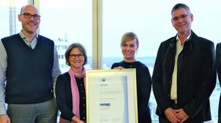 Dualis Zertifikat „Ausgezeichneter Ausbildungsbetrieb“ übergeben (von links): Alexander Ille (Geschäftsleitung), Doris Franke (Personalwesen), Lisa Feuchtenbeiner (IHK Heilbronn-Franken), Michael Hilsmann (IHK Heilbronn-Franken) und Steffen Weis (Geschäftsleitung).